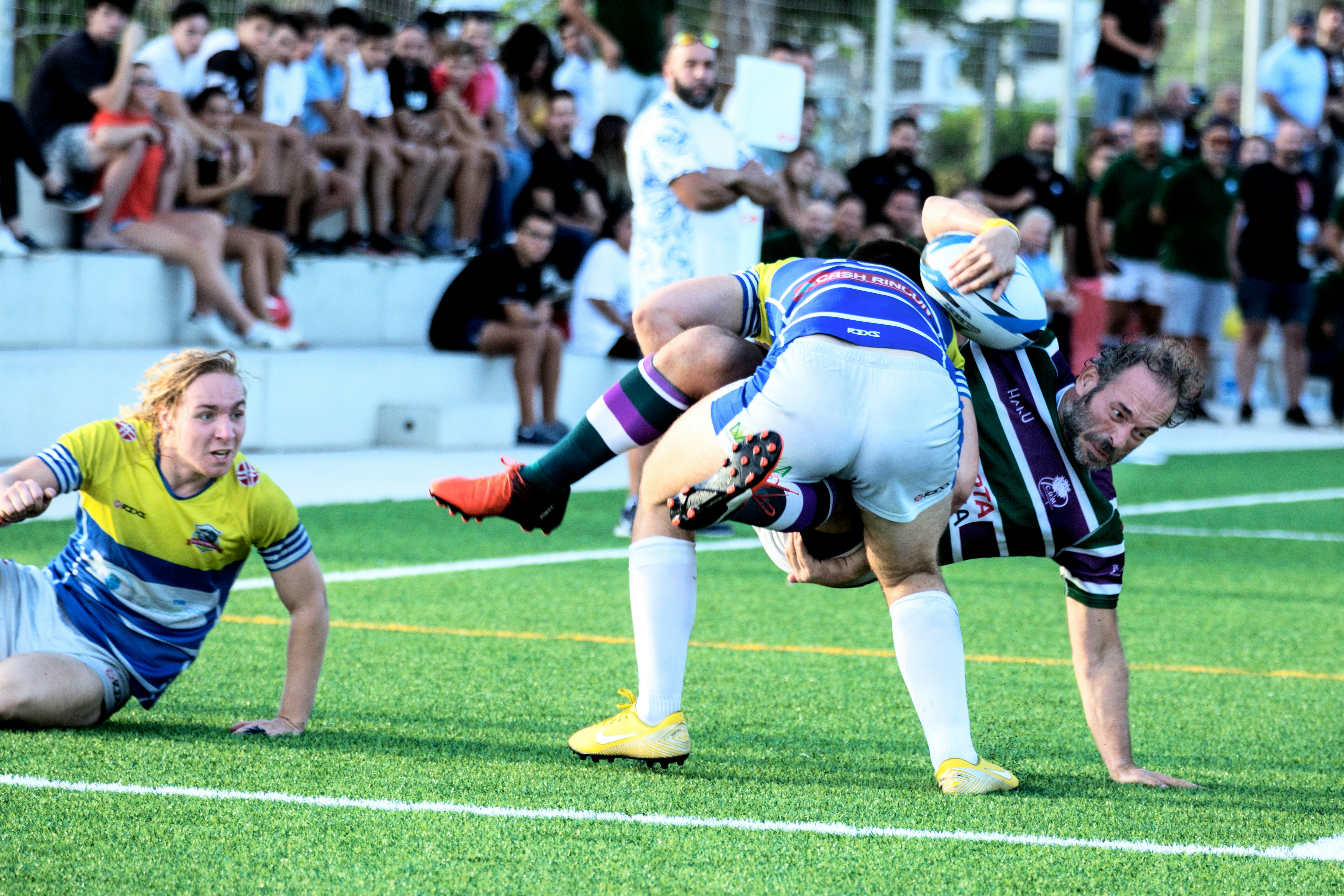 man playing American football photography